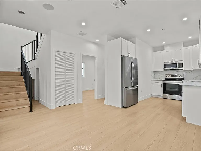 326 Leslie Way — Photo 1