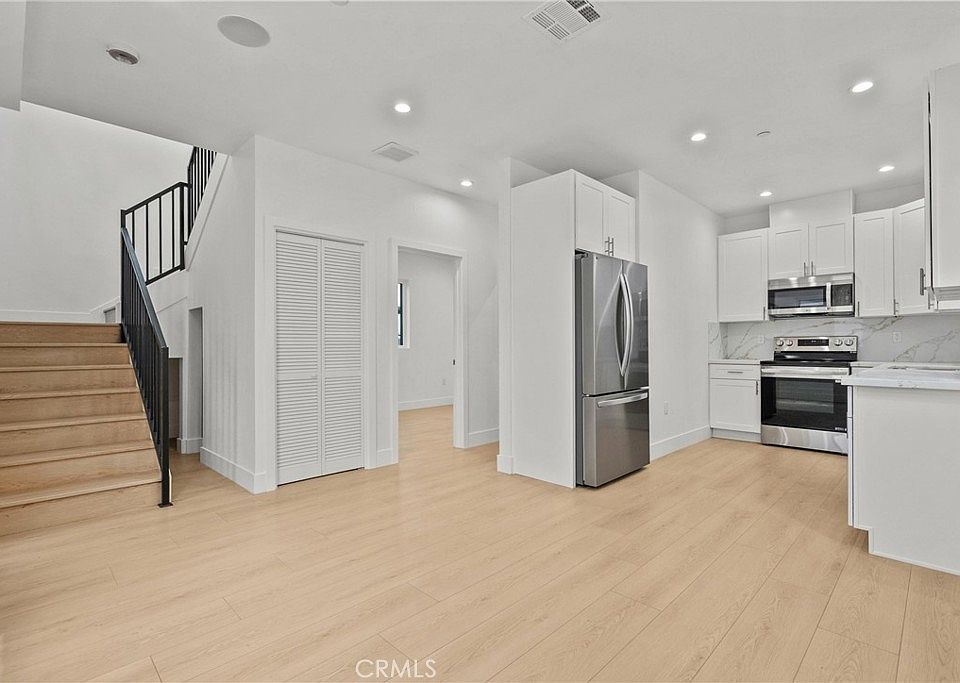 1st image of 326 Leslie Way