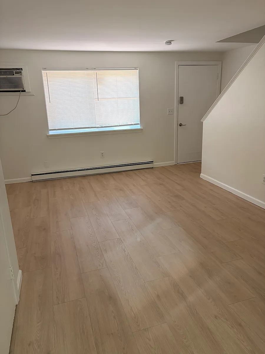 Building Photo - 252 Blakeslee St #2