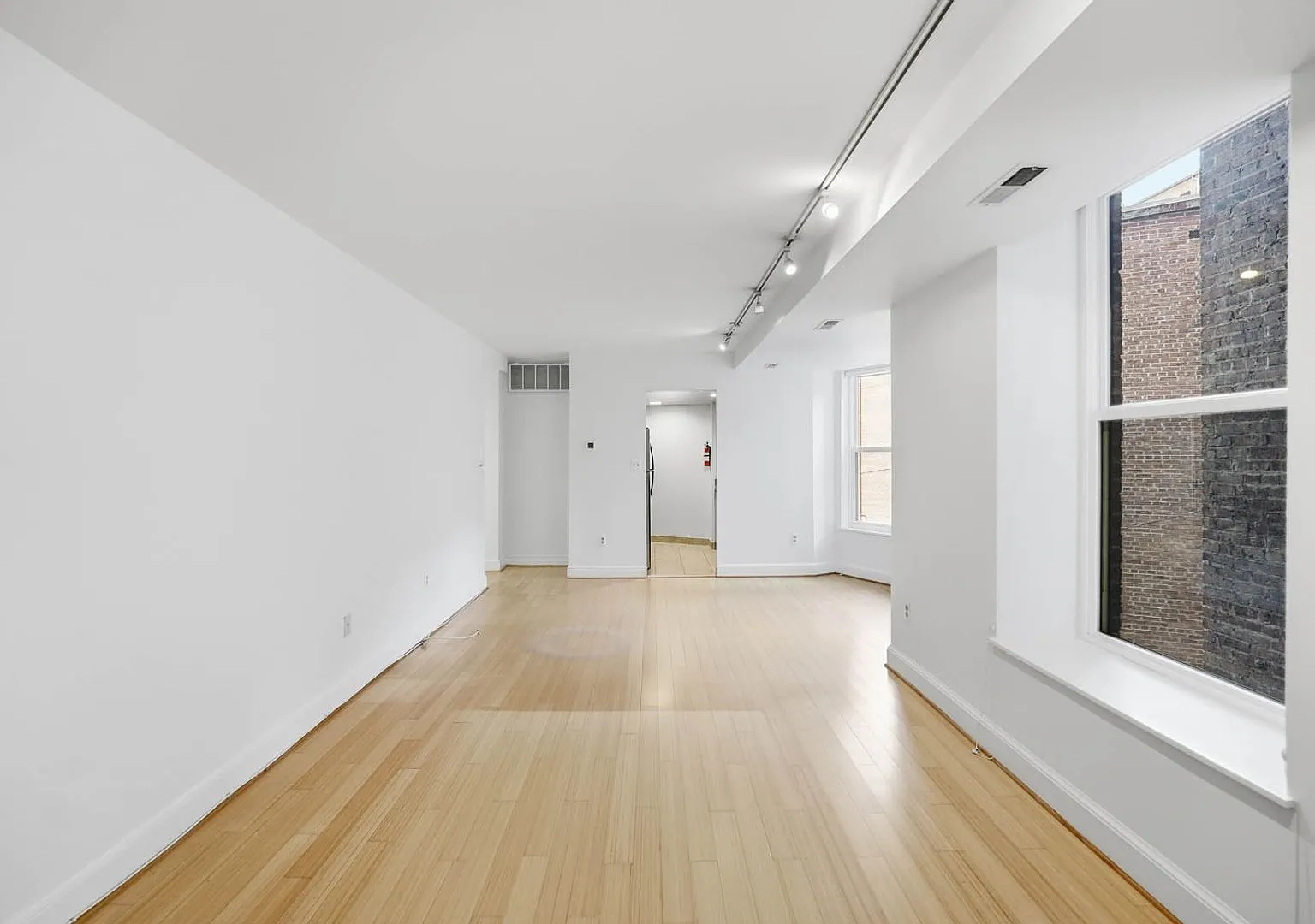 Logan Circle Condo | 1 Bed | 1 Bath | 750 Sf — Photo 4