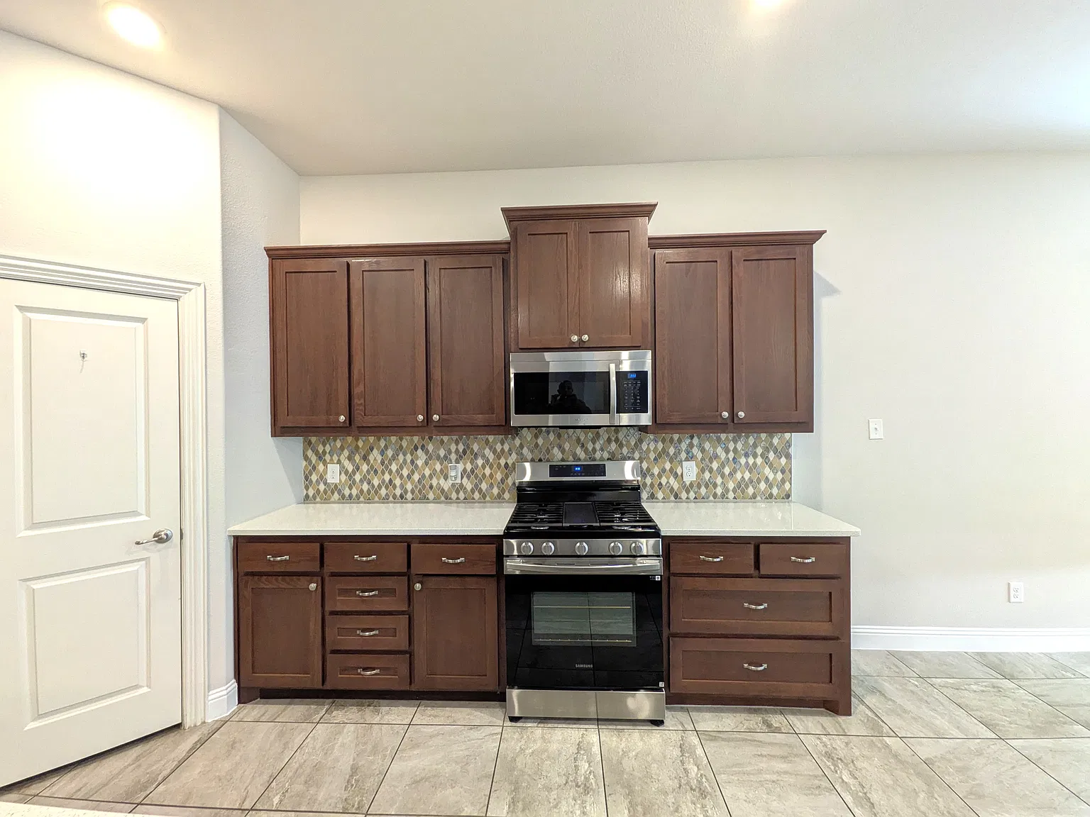 4 bed, 2033 sqft, $2,400 — Photo 2