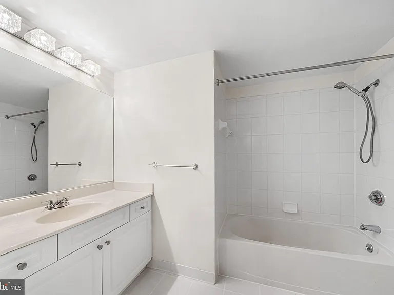 2726 Gallows Rd #619 — Photo 17