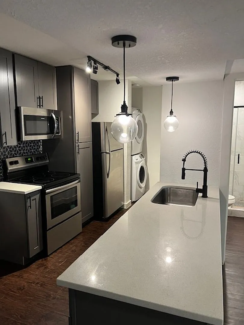 Dream Montrose - 4321 Mount Vernon Street — Photo 1