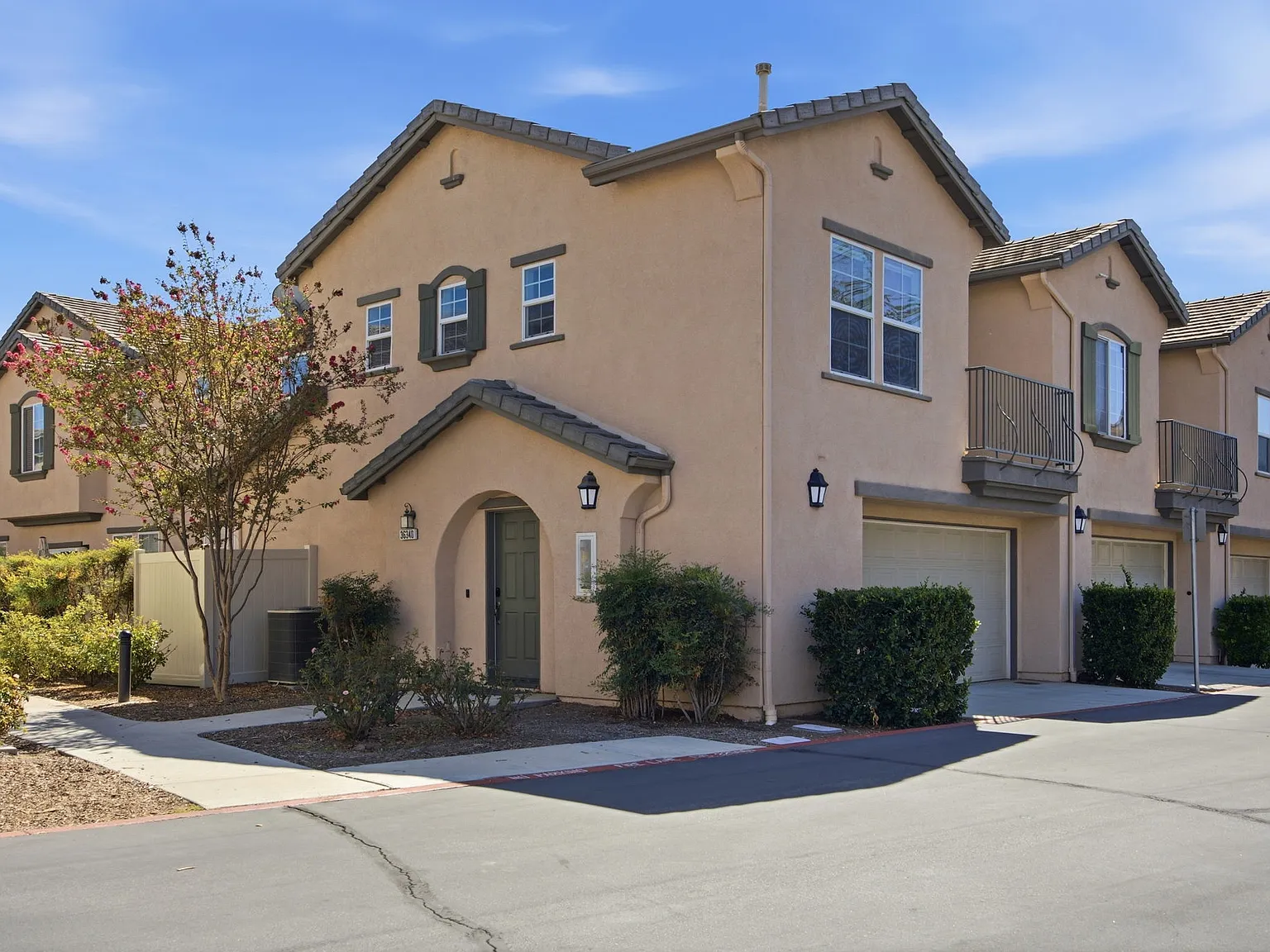 2 bed, 1053 sqft, $2,400 — Photo 2