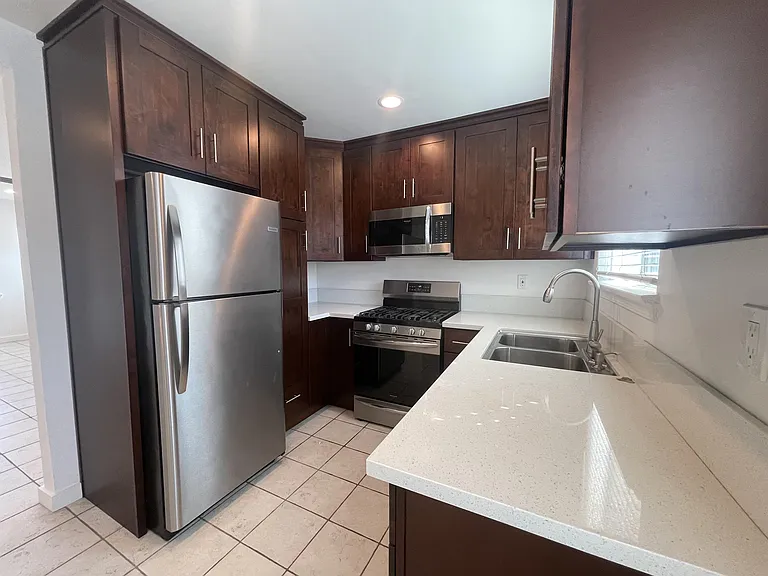 945 Thomas Ave — Photo 6