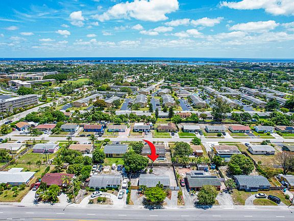 4th image of 2100 N Seacrest Blvd
