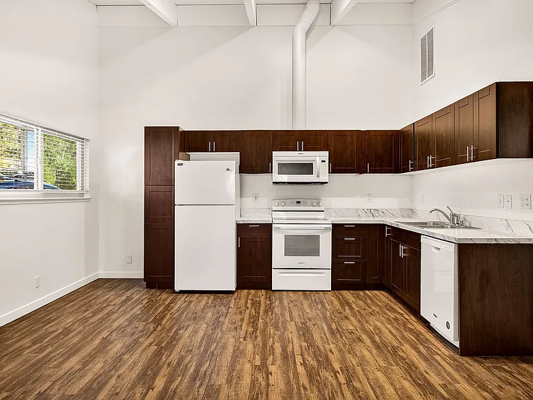 Villa Monterey Apartments — Photo 18