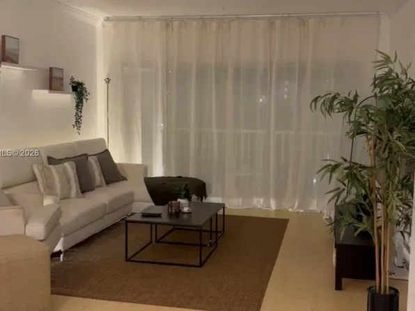 300 Bayview Dr, Sunny Isles Beach, FL