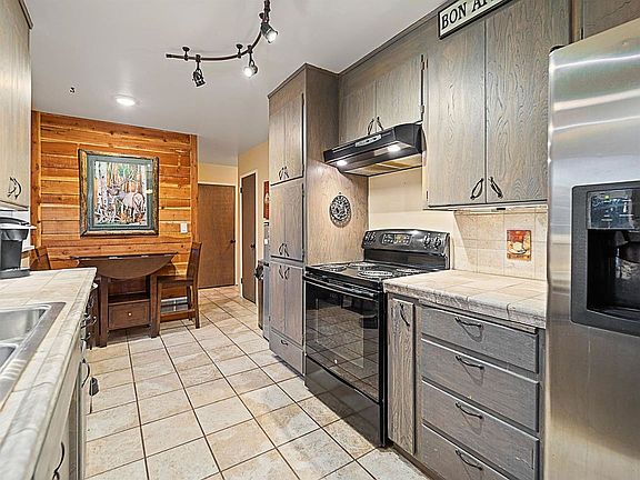 4th image of 2806 Manor Dr