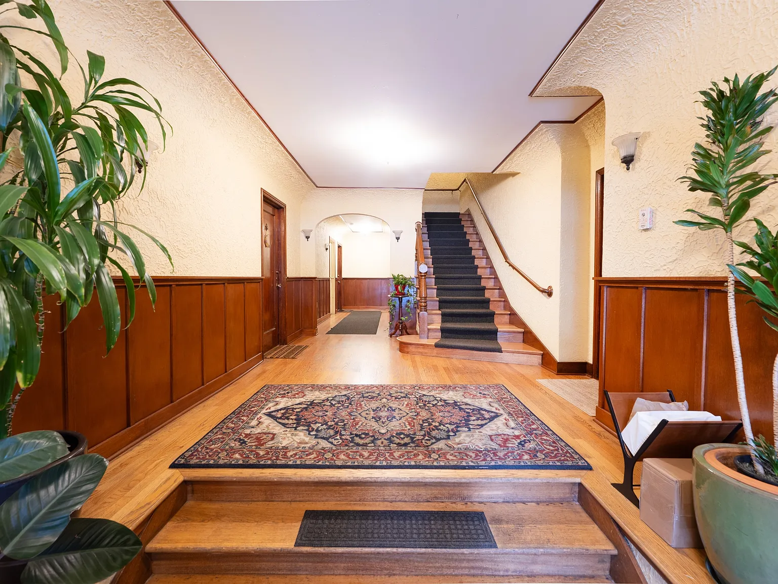2203 Yale Ave E — Photo 2