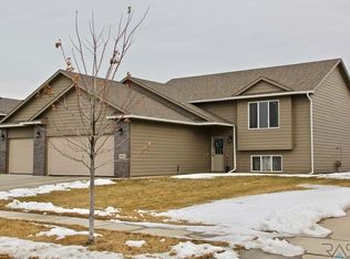 904 Rosewood Dr, Harrisburg, SD 57032