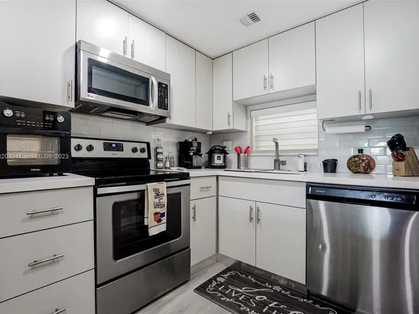 830 S Hollybrook Dr APT 202, Pembroke Pines, FL 33025