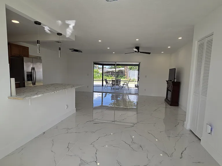 305 SE Airoso Blvd — Photo 9