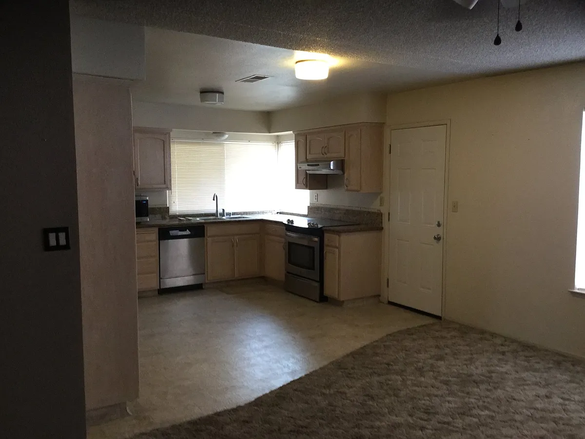 Building Photo - 1027 Mirror Lake Dr