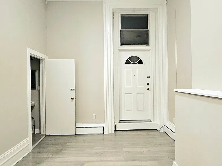 218 W Monument St — Photo 2