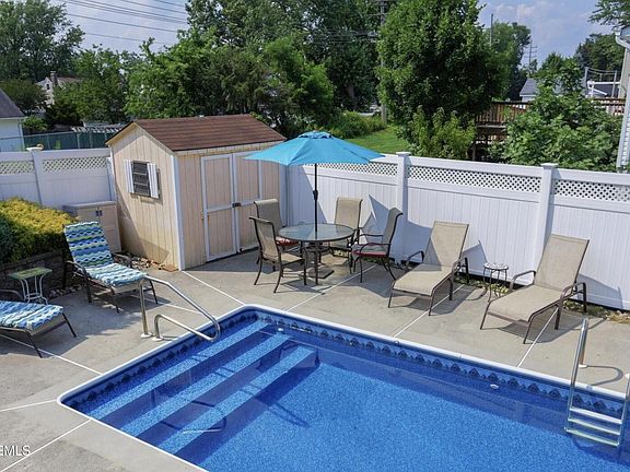 4th image of 350 East Road