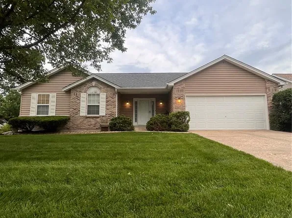 1075 Reddington Timbers Dr, Saint Charles, MO 63304