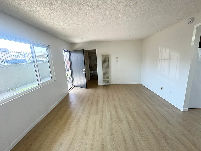 1520 W 224th St #3 — Photo 2
