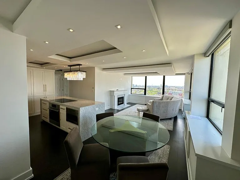 1360 N Sandburg Ter #2012C — Photo 3