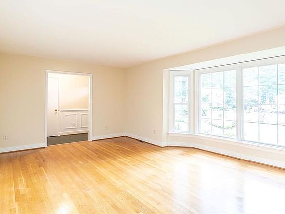 5th image of 10109 Hollingsworth Ct