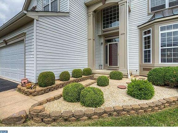 2nd image of 214 Hope Ct E