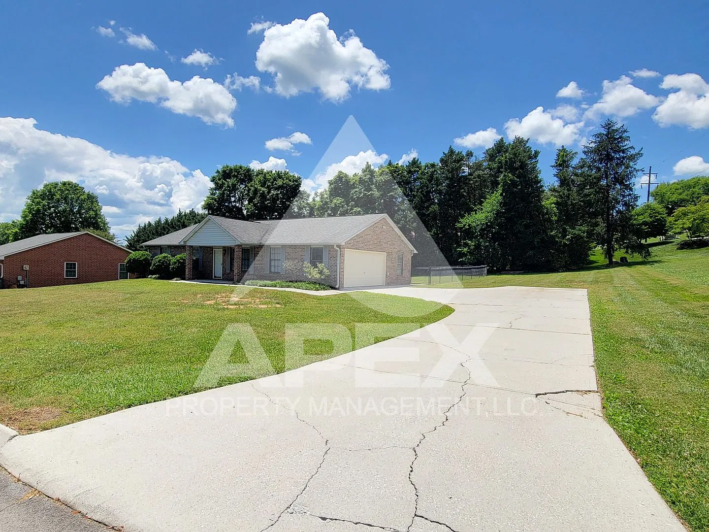 Beautiful 3 Bd/2 Ba Single Family Brick home in the heart of Farragut! — Photo 3