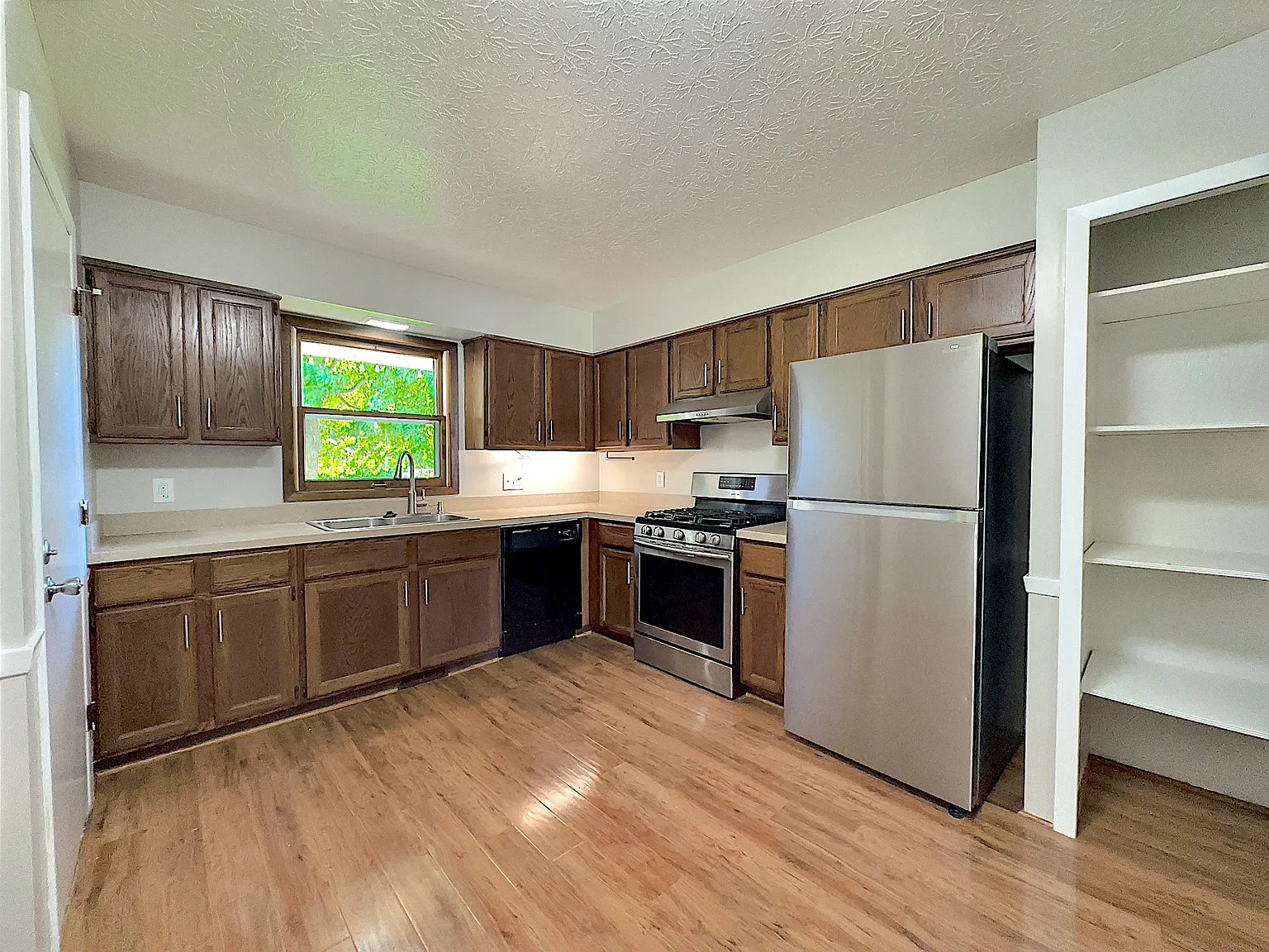 2 bed, 1200 sqft, $1,325 — Photo 2