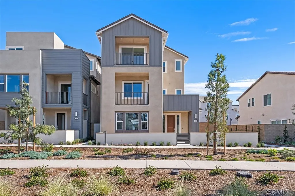 4 bed, 2888 sqft, $6,750 — Photo 1