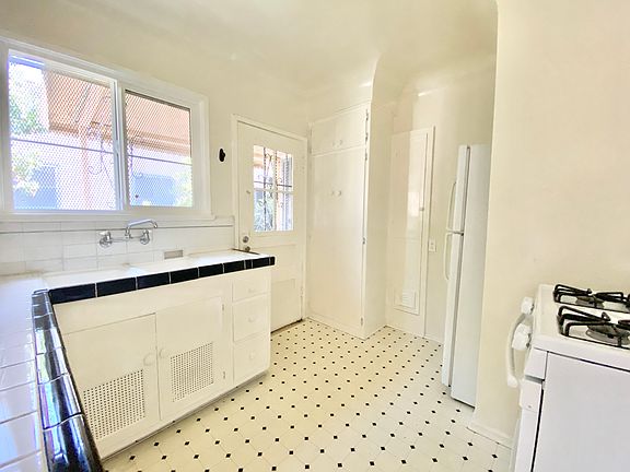3rd image of 430 N Genesee Ave #1/2