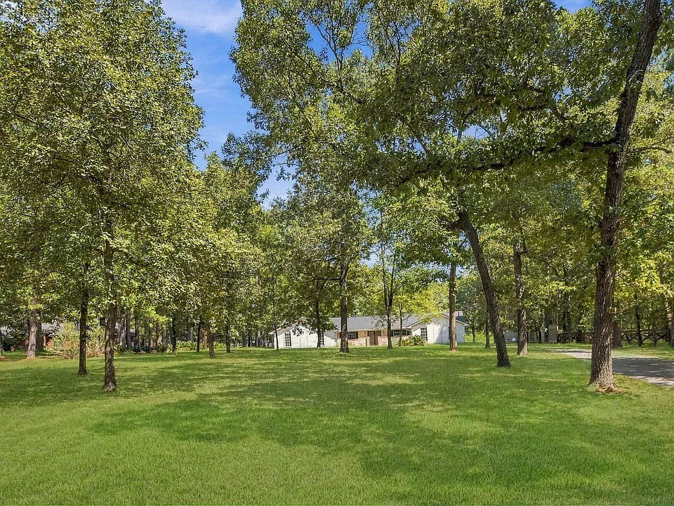 16402 Surrey Ln