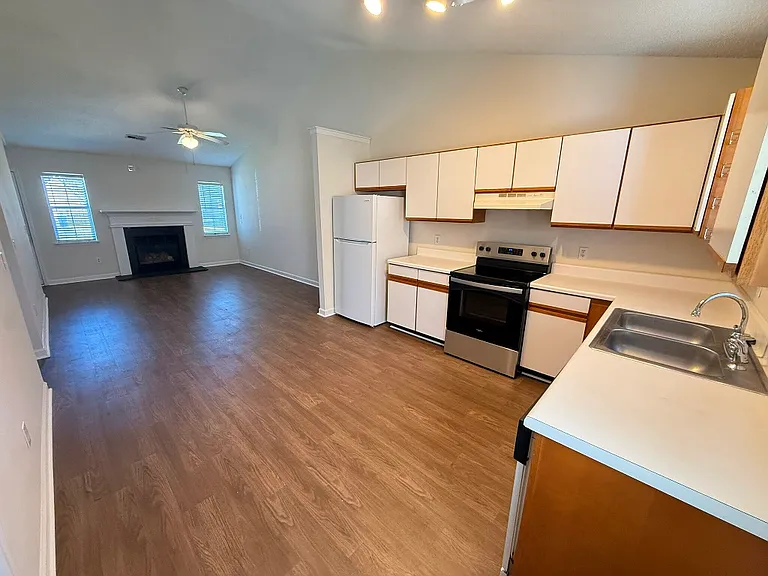 1108B Holden Dr #B — Photo 8