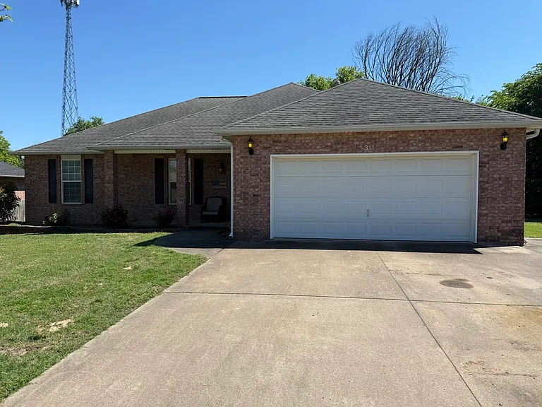 311 Wilson Dr — Photo 2