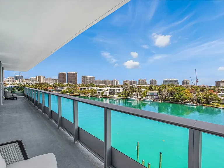 9221 E Bay Harbor Dr #511 — Photo 4