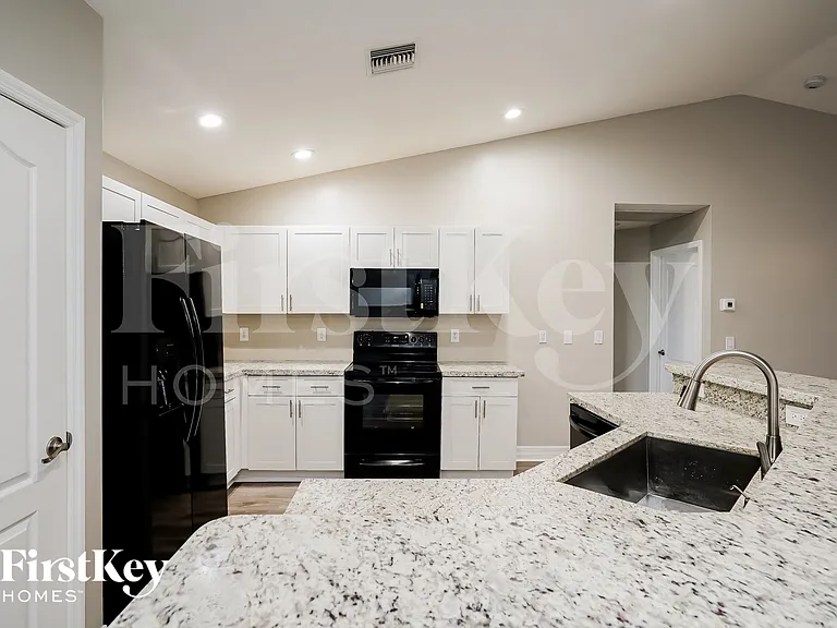 629 NE Juanita Ct — Photo 8