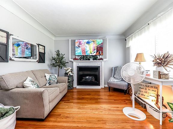 3rd image of 3027 Wayne Ave