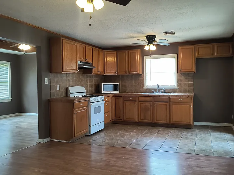 1113 W 33rd Ave — Photo 5