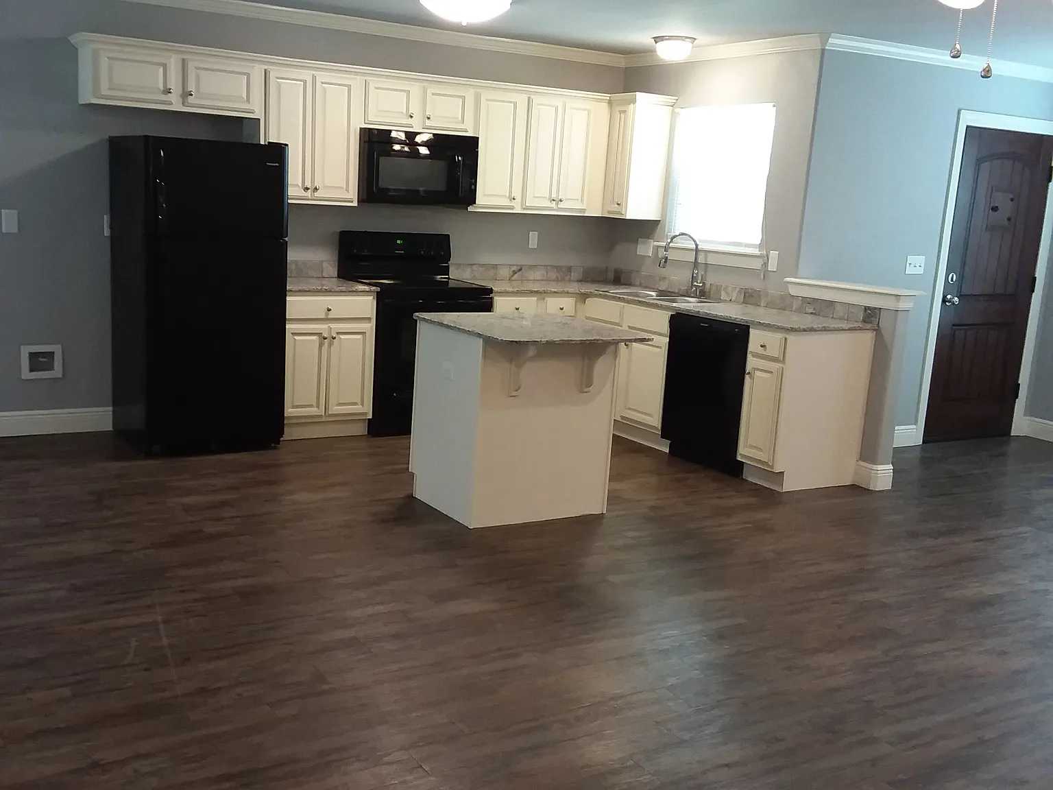 3 bed, 3.5 bath, 1703 sqft, $850 — Photo 3