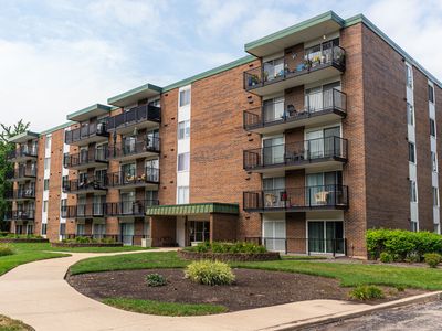 5S040 Pebblewood Ln APT W303, Naperville, IL, 60563