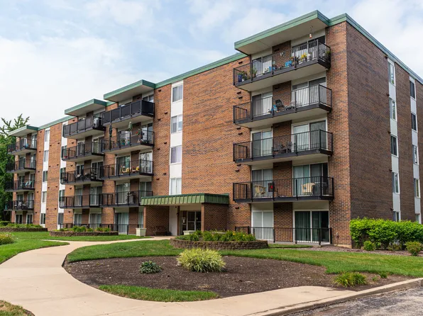 5S040 Pebblewood Ln APT W303, Naperville, IL 60563