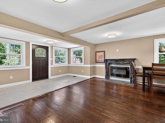 3rd image of 101 N Horners Ln
