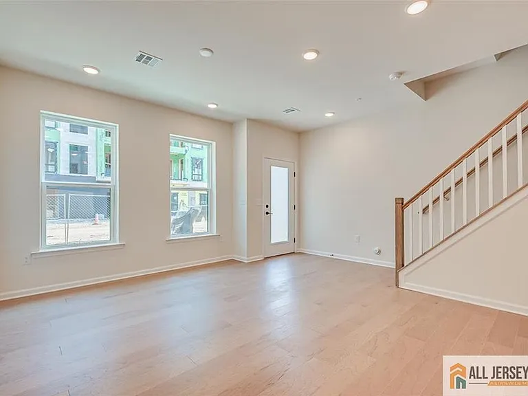 323 Sadie Cir — Photo 7