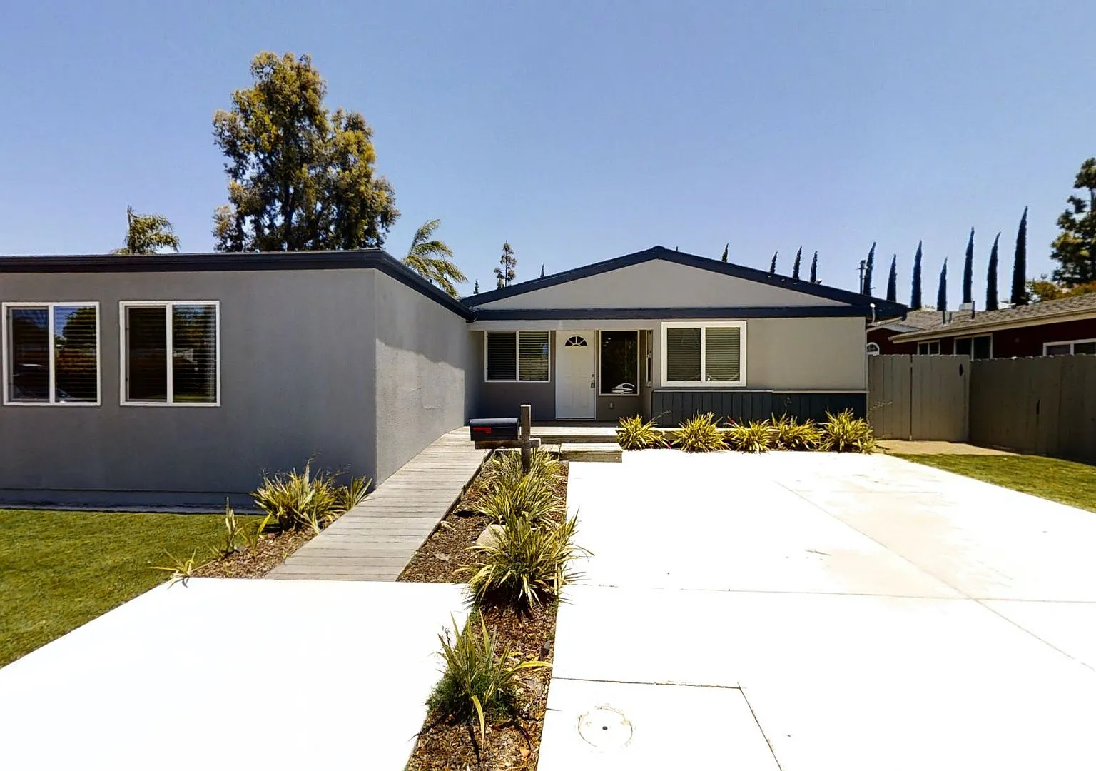 Large Property w/ 2 Kitchens!! — Photo 1
