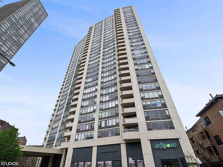 3930 N Pine Grove Ave #815 — Photo 1