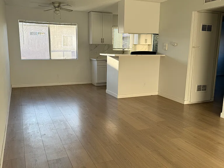 14141 Erwin St #6 — Photo 8