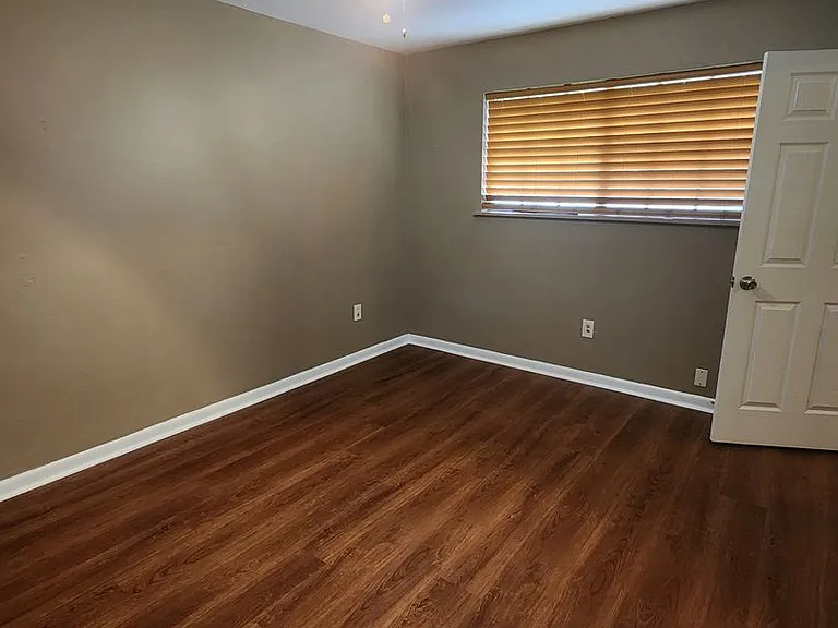 111 Holiday Dr — Photo 10