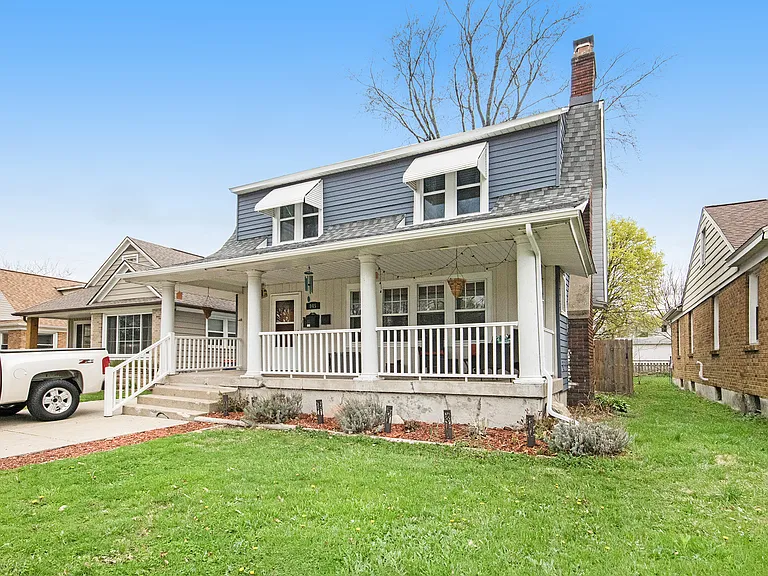 945 Lake Michigan Dr NW — Photo 2