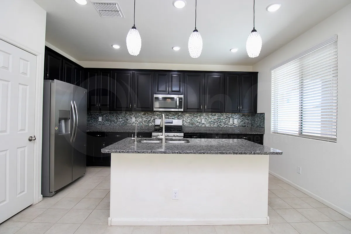 5 bed, 3.0 bath, 2572 sqft, $2,750 — Photo 4