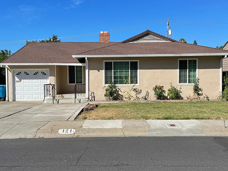 121 Birch St — Photo 1