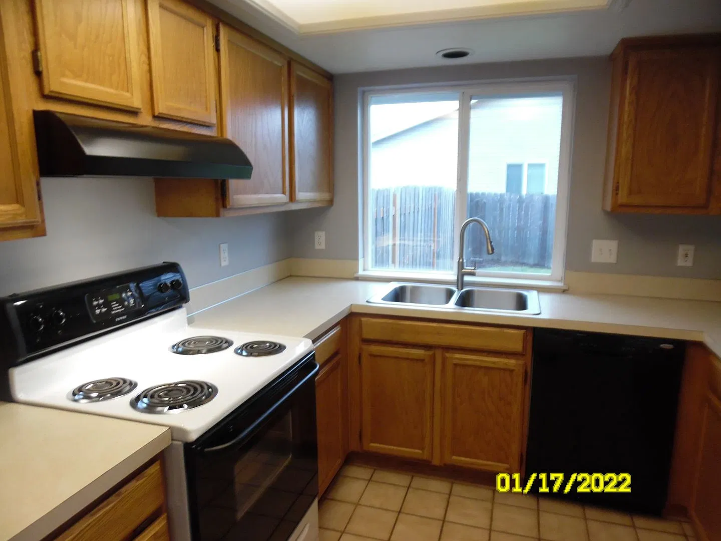 990-94 SW Oriole Street — Photo 2