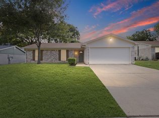 3201 Meadow Wood Ln, Bedford, TX 76021